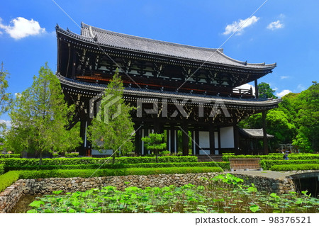 [Kyoto Prefecture] Fresh green Tofukuji Temple (Sanmon and Hoshogaike) 98376521