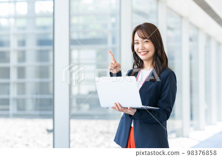 有個人計算機的女商人 有個人計算機的女商人 98376858