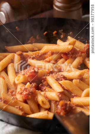 在平底鍋中煮熟的通心粉肉醬 在平底鍋中煮熟的通心粉肉醬 98377958