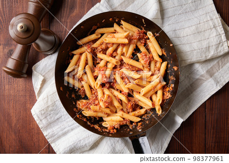 在平底鍋中煮熟的通心粉肉醬 98377961