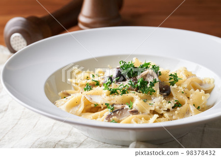 Farfalle with mushroom cream sauce 98378432