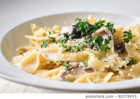 Farfalle with mushroom cream sauce 98378433