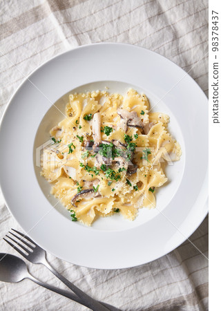 Farfalle with mushroom cream sauce 98378437