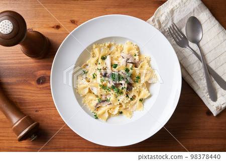 Farfalle with mushroom cream sauce 98378440