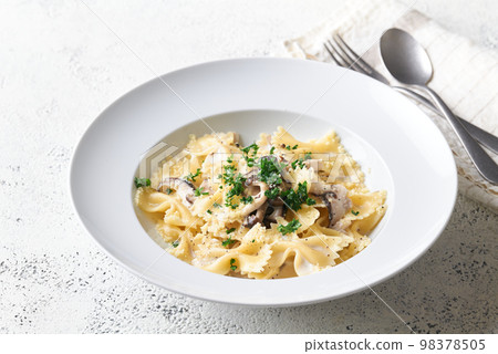 Farfalle with mushroom cream sauce 98378505