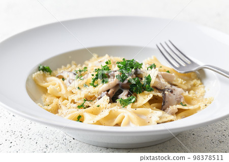 Farfalle 配蘑菇奶油醬 98378511