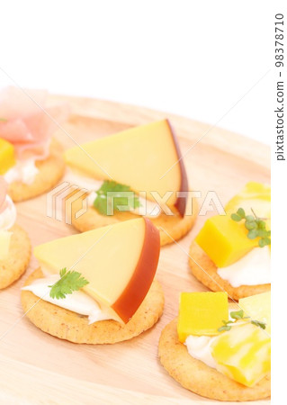 開胃小菜火腿奶酪餅乾明亮的背景 開胃小菜火腿奶酪餅乾明亮的背景 98378710