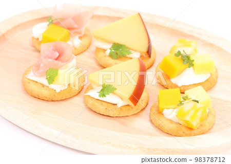 開胃小菜火腿奶酪餅乾明亮的背景 開胃小菜火腿奶酪餅乾明亮的背景 98378712
