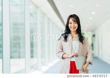 年輕工程師在辦公室 年輕工程師在辦公室 98378727