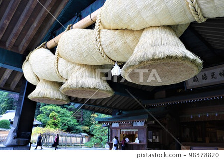Shimenawa at Izumo Taisha Shrine in Shimane Prefecture 98378820