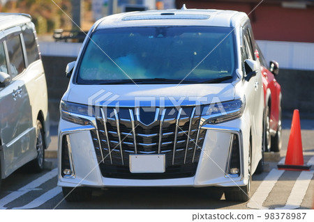 Minivan image 98378987