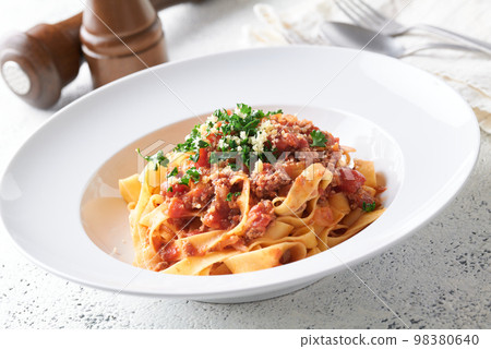 Bolognese fettuccine 98380640