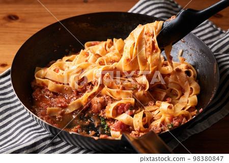 在煎鍋中烹製的博洛尼亞寬麵條 98380847