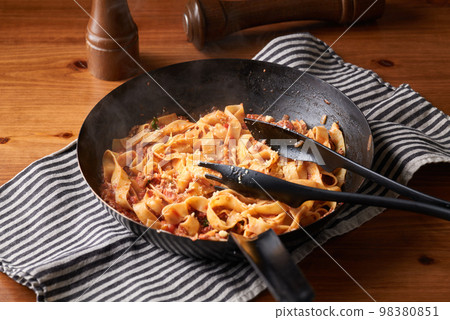 Bolognese fettuccine cooked in a frying pan 98380851