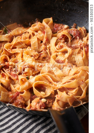 Bolognese fettuccine cooked in a frying pan Bolognese fettuccine cooked in a frying pan 98380853