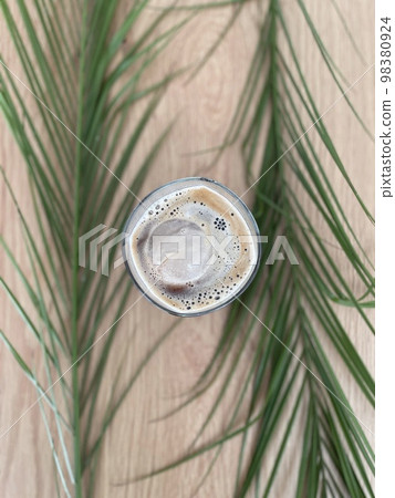 岩石玻璃杯中的冰咖啡 岩石玻璃杯中的冰咖啡 98380924