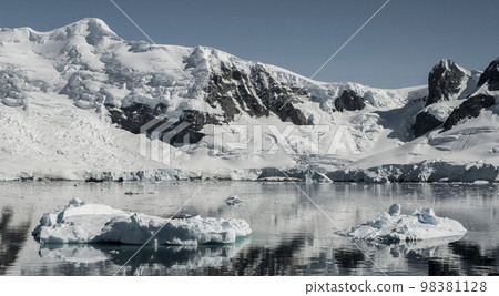 Snowy mountains in Paraiso Bay, Antartica. 98381128