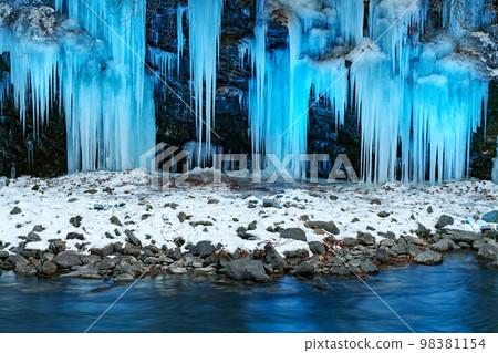 Saitama Prefecture / Beautifully illuminated Misotsuchi icicles at night 98381154