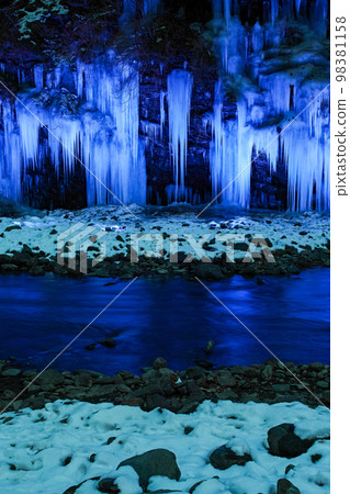 Saitama Prefecture / Beautifully illuminated Misotsuchi icicles at night 98381158