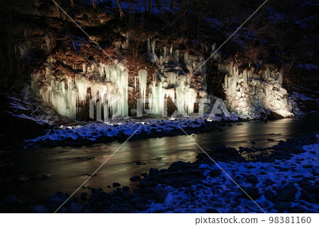 Saitama Prefecture / Beautifully illuminated Misotsuchi icicles at night 98381160