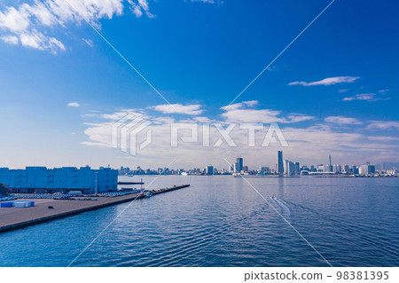 (Kanagawa Prefecture) Yokohama Minatomirai · View from the Ohkura Ohashi Borrowing ships 98381395