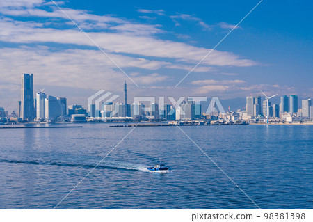 (Kanagawa Prefecture) Yokohama Minatomirai · View from the Ohkura Ohashi Borrowing ships 98381398