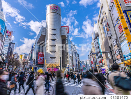 日本東京城市景觀，1 月，俯瞰澀谷 109 等，陽光明媚的冬季天氣蔓延 98381470