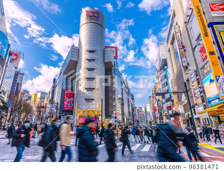Tokyo cityscape in Japan, January, overlooking Shibuya 109, etc., where sunny winter weather spreads 98381471