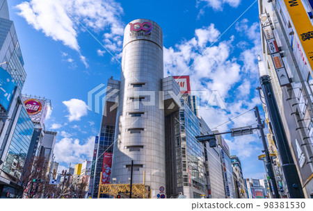 日本東京城市景觀，1 月，俯瞰澀谷 109 等，陽光明媚的冬季天氣蔓延 98381530