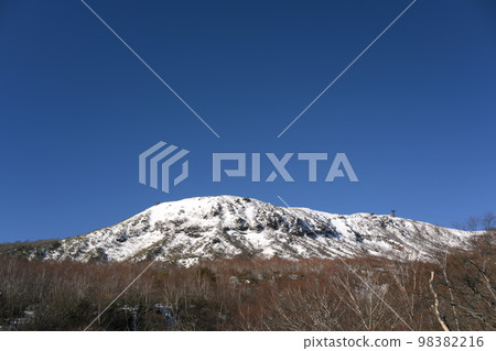 那須山脈白雪皚皚的冬季風光 那須山脈白雪皚皚的冬季風光 98382216