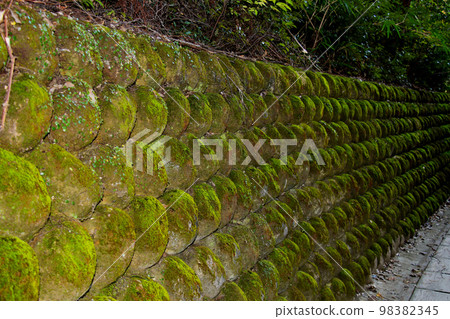 A moss-covered stone wall on the way from Kiyomizu-dera Temple to the Higashiyama Trail around Kyoto A moss-covered stone wall on the way from Kiyomizu-dera Temple to the Higashiyama Trail around Kyoto 98382345