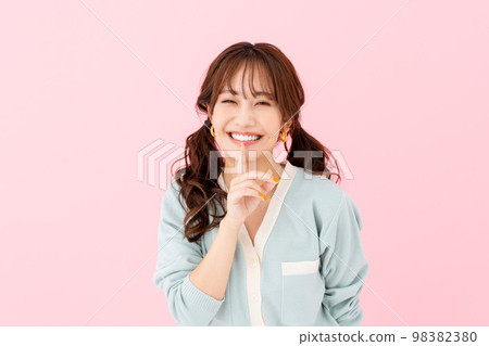 年輕女性的美麗 98382380