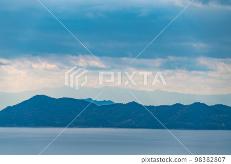 Hashirishima and the mountains of Shikoku seen from the top of Takayama Shiroishijima, Kasaoka City, Okayama Prefecture 98382807