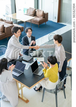 業務場景握手 98382994