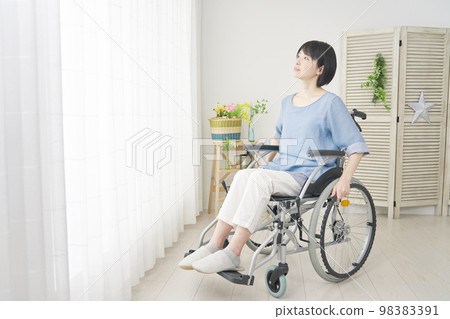 在家裡坐在輪椅上的殘疾婦女 全身 98383391