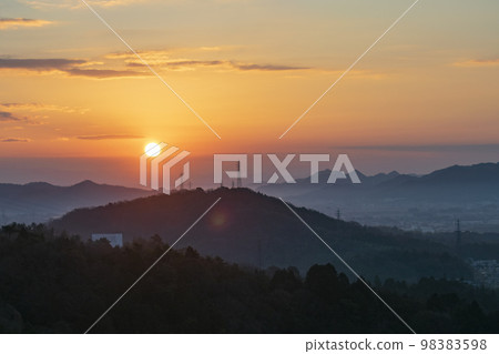 山上的第一個日出 98383598