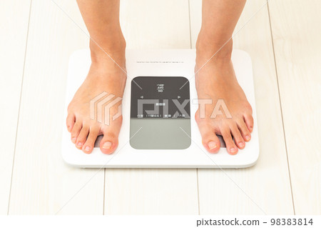 Women's feet on a scale Women's feet on a scale 98383814