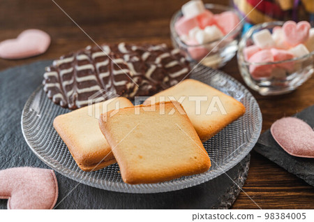 langue de chat and chocolate biscuits 98384005