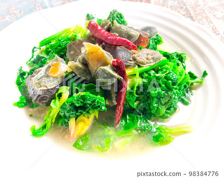 中國家常菜、煮沸的雞蛋和菠菜在熱水湯 98384776