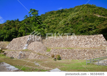 Winding Stone Wall, Tenkyumaru Ruins, Tottori Castle Ruins (Tottori Prefecture, Tottori City) 98384805