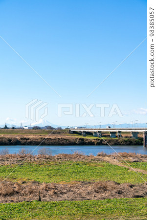 [Ibaraki Prefecture] Looking at Mt. Fuji from the midwinter riverbed (January) 98385057