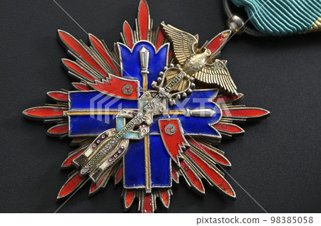 Medal of the Meiji Era, 5th Grade Gold Kite Medal 98385058