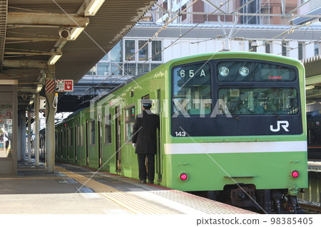 "JNR 201 series train" stopping at the release station "JNR 201 series train" stopping at the release station 98385405