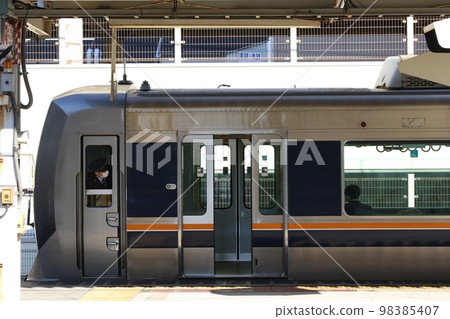 停在放行站的“JR西日本207系列車” 98385407