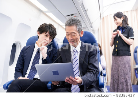 微笑服務顧客的客艙服務員 98385437