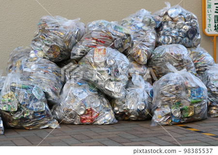 作為可回收垃圾丟棄的空罐 98385537