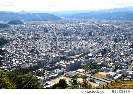 從本丸遺跡向南看鳥取城跡(鳥取縣鳥取市) 從本丸遺跡向南看鳥取城跡(鳥取縣鳥取市) 98385589