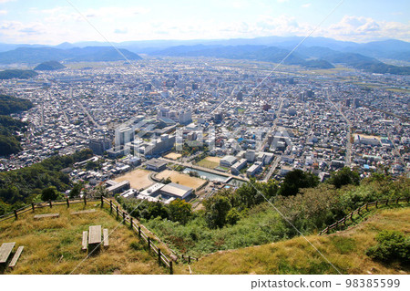 從本丸遺跡向南看鳥取城跡(鳥取縣鳥取市) 從本丸遺跡向南看鳥取城跡(鳥取縣鳥取市) 98385599