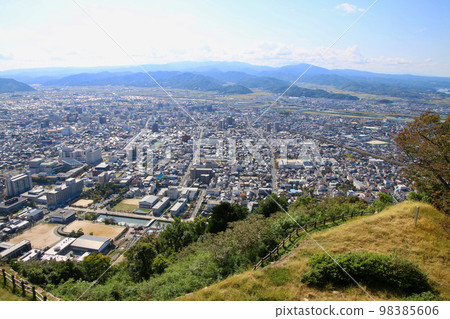 從本丸遺跡向南看鳥取城跡（鳥取縣鳥取市） 98385606