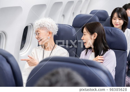 乘飛機旅行的乘客 98385628